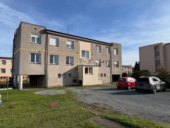 Prodej zděného bytu 3+KK s balkonem, zahrádkou a parkovacím stáním v Cholticích u Pardubic.
